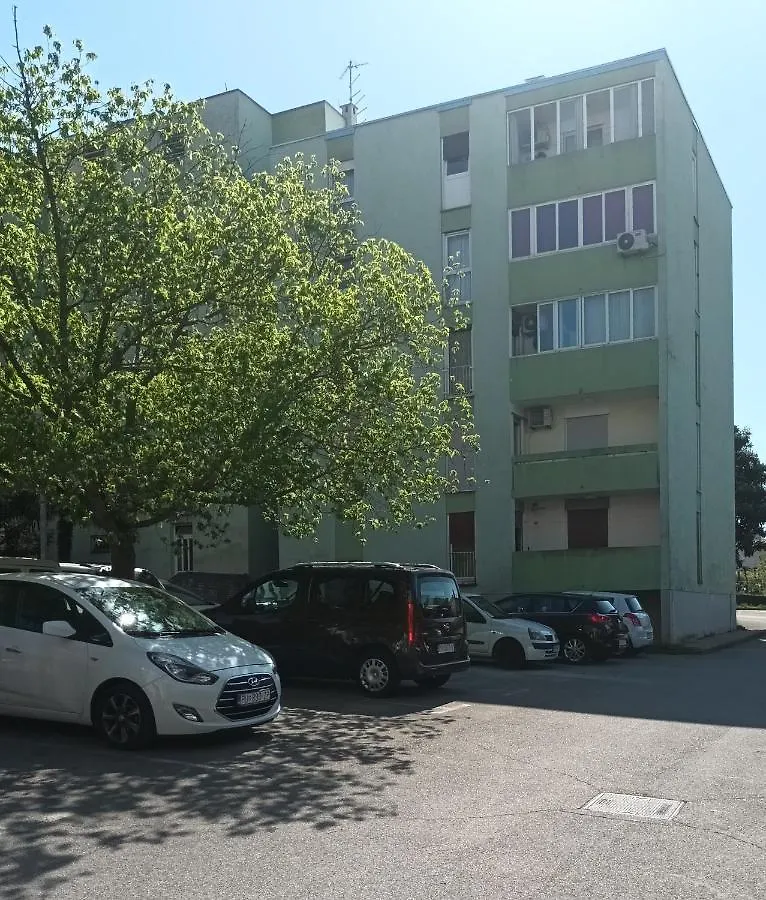 Malemi Apartment プーラ
