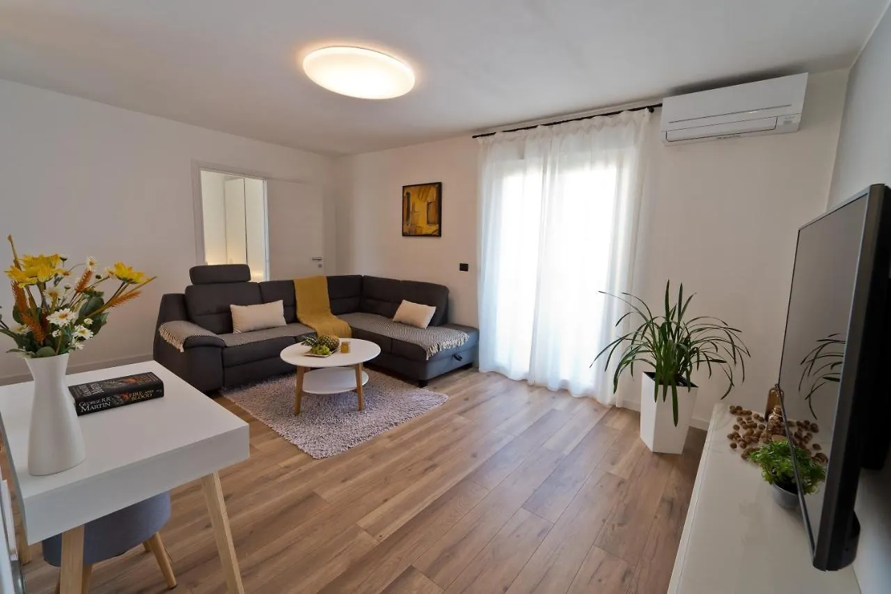 Malemi Apartment プーラ