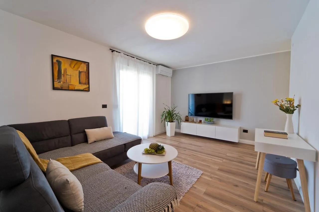 Malemi Apartment プーラ