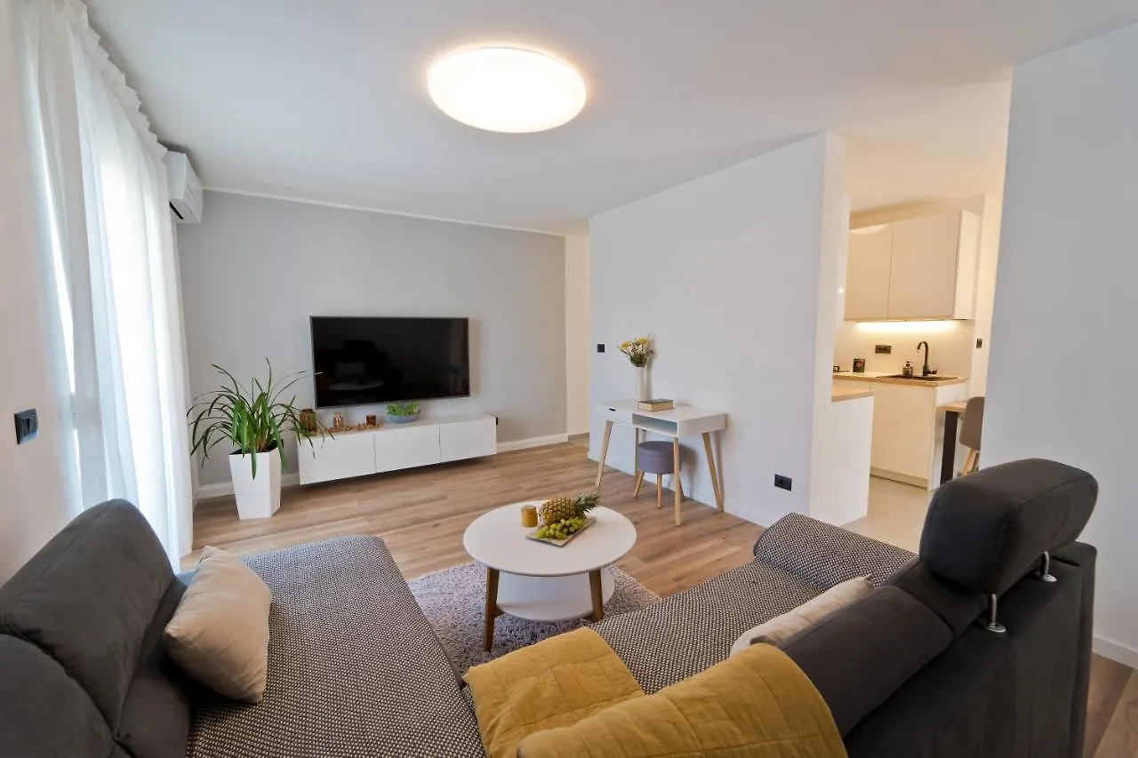 Malemi Apartment プーラ