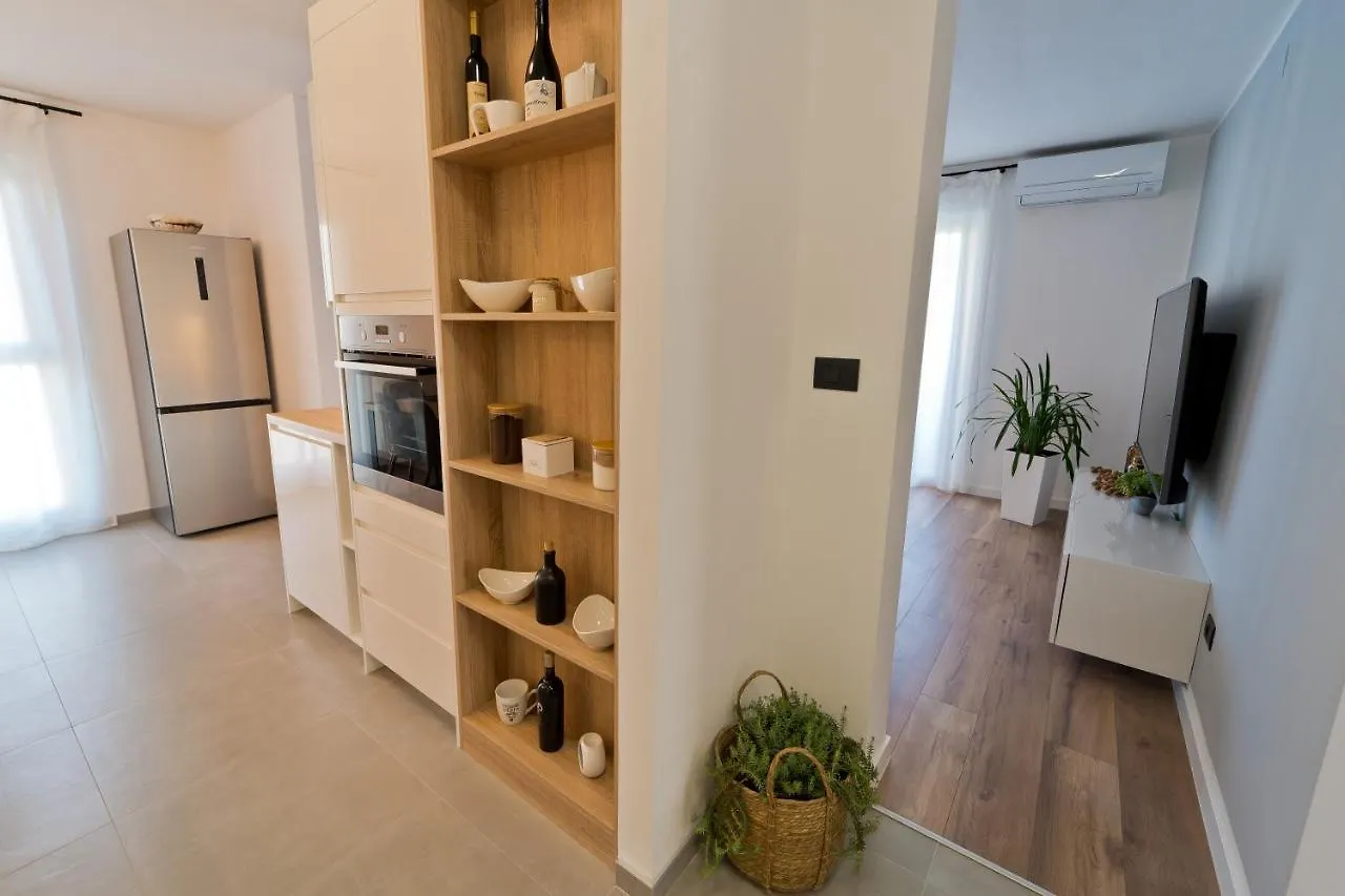Malemi Apartment プーラ 0*,