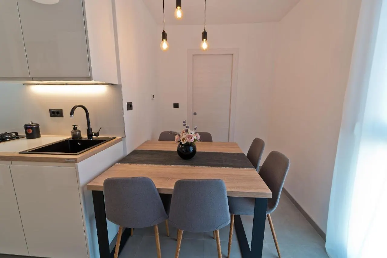 Malemi Apartment プーラ