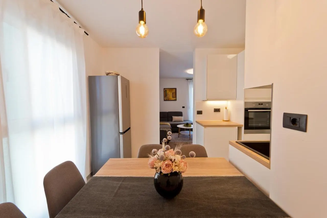 Malemi Apartment プーラ 0*,